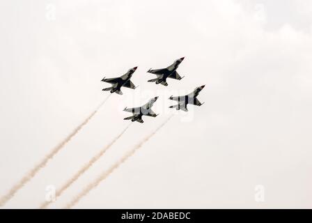 Bangkok, Thailand - 9. Oktober 2009: United States Air Force Thunderbirds offizielles militärisches Kunstflugteam während einer Ausstellung. Stockfoto