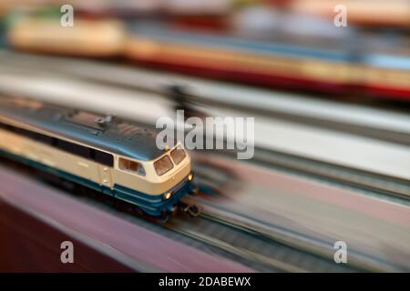 Modellbahn Lokomotive auf Schienen. Blick aus der Vogelperspektive, Bewegungsunschärfe (Panning). Stockfoto