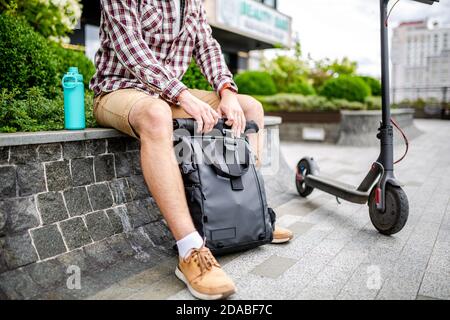 Schwarzer stylischer Retro Vintage Rucksack. Tasche mit Lederbesatz, Rollverschluss. Urbane Rucksack. Reise haversack. Rucksack mit Kordelzug und Schulter Stockfoto
