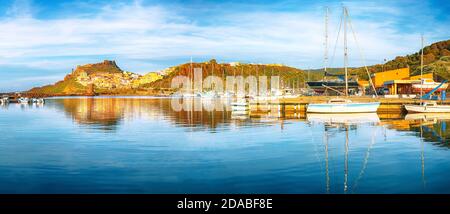 Atemberaubende Aussicht auf die mittelalterliche Stadt Castelsardo. Stadtbild von Castelsardo Marina bei Sonnenuntergang. Lage: Castelsardo, Provinz Sassari, Sardinien, Italien Stockfoto