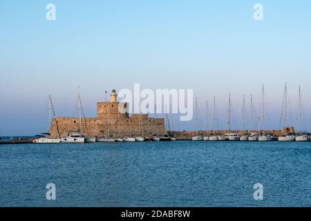 Agios Nikolaos Festung am Mandraki Hafen von Rhodos Stockfoto