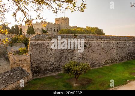 Der Palast des Großmeisters hinter den Mauern und Der Graben der mittelalterlichen Stadt Rhodos Stockfoto