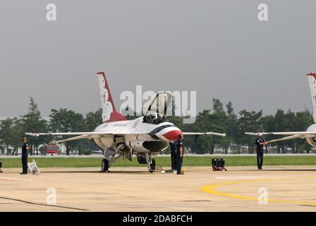 Bangkok, Thailand - 9. Oktober 2009: United States Air Force Thunderbirds offizielles militärisches Kunstflugteam während einer Ausstellung. Stockfoto