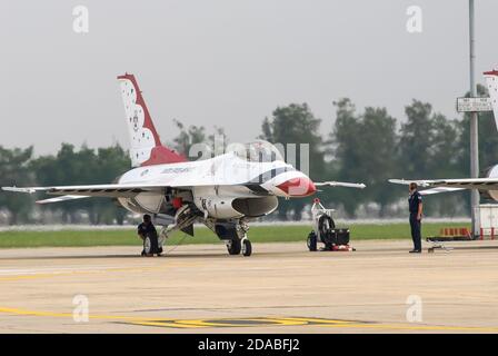 Bangkok, Thailand - 9. Oktober 2009: United States Air Force Thunderbirds offizielles militärisches Kunstflugteam während einer Ausstellung. Stockfoto