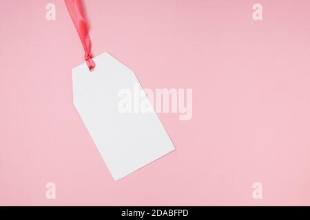 Leeres Preisschild auf rosa Hintergrund. Stockfoto