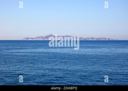 Windturbinen entlang eines Bergrückens auf einer Insel Stockfoto