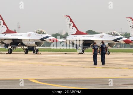 Bangkok, Thailand - 9. Oktober 2009: United States Air Force Thunderbirds offizielles militärisches Kunstflugteam während einer Ausstellung. Stockfoto