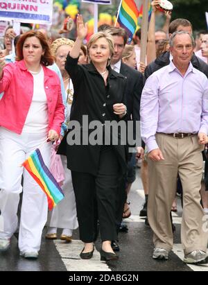 Christine Quinn, Senatorin Hillary Clinton und Bürgermeister Michael Bloomberg bei der jährlichen Gay Pride Parade am 25. Juni 2006 auf der Fifth Avenue in New York City. Foto: Henry McGee/MediaPunch Stockfoto