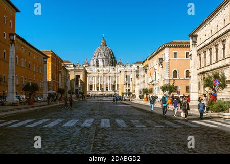 Die Basilika San Pietro und die Piazza San Pietro mit ihrer Kolonnade. Vatikanstadt, Rom, Italien, Europa Stockfoto