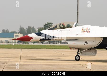 Bangkok, Thailand - 9. Oktober 2009: United States Air Force Thunderbirds offizielles militärisches Kunstflugteam während einer Ausstellung. Stockfoto