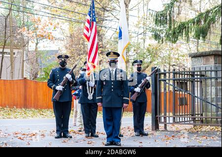 Chief Warrant Officer 2 (CW2) Robert Norton steht vor der Concord Police Color Guard vor der Veterans Day Zeremonie auf dem Sleepy Hollow Cemetery. Stockfoto