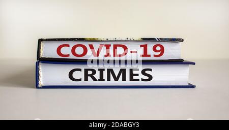 Konzeptwörter 'COVID-19 Crimes' auf Büchern auf einem schönen weißen Hintergrund. Speicherplatz kopieren. Business und covid-19 Pandemiekonzept. Stockfoto