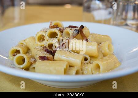 Rigatoni alla Carbonara ist ein Spezialgericht aus der region latium Und Roma Stockfoto