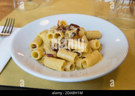 Rigatoni alla Carbonara ist ein Spezialgericht aus der region latium Und Roma Stockfoto