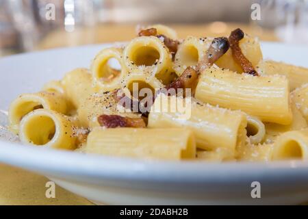 Rigatoni alla Carbonara ist ein Spezialgericht aus der region latium Und Roma Stockfoto