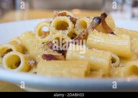 Rigatoni alla Carbonara ist ein Spezialgericht aus der region latium Und Roma Stockfoto