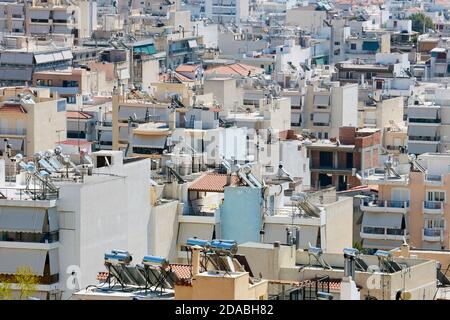 Solarstrom-Warmwasserbereiter auf Dächern in Athen Stockfoto