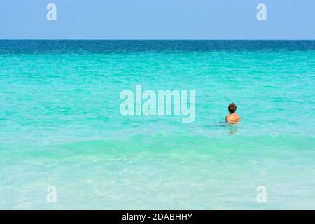 Mann Schwimmen im Meer. Stockfoto