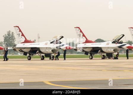 Bangkok, Thailand - 9. Oktober 2009: United States Air Force Thunderbirds offizielles militärisches Kunstflugteam während einer Ausstellung. Stockfoto