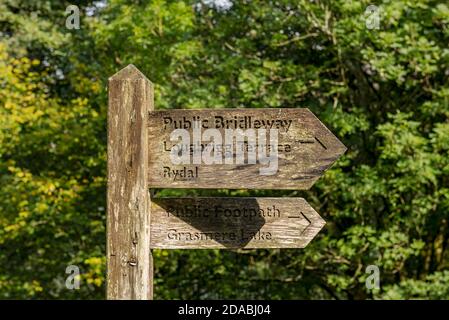 Nahaufnahme des hölzernen öffentlichen Fußweg-Brückenweg Schild nach Loughrigg Terrace Rydal und Grasmere Lake Cumbria England Vereinigtes Königreich GB Großbritannien Stockfoto