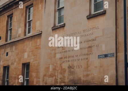 Bath, Großbritannien - 04. Oktober 2020: Royal Mineral Water Hospital auf der Union Street in Bath, der größten Stadt in der Grafschaft Somerset bekannt für und benannt afte Stockfoto