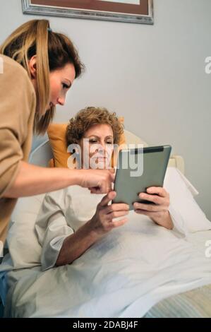 Ärztin zeigt Ergebnisse eines medizinischen Tests auf dem Tablet Stockfoto