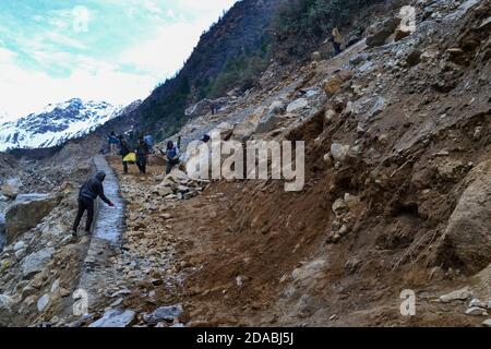 Rudarprayag, Uttarakhand, Indien, April 26 2014, Arbeit für den Wiederaufbau von Kedarnath nach der Katastrophe. Teile des Himalaya-Schreins in Uttarakhand wurden 2013 bei Sturzfluten beschädigt, danach beginnen die Wiederaufbauarbeiten. Stockfoto