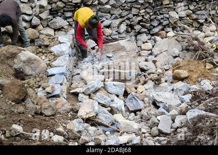Rudarprayag, Uttarakhand, Indien, April 26 2014, Arbeit für den Wiederaufbau von Kedarnath nach der Katastrophe. Teile des Himalaya-Schreins in Uttarakhand wurden 2013 bei Sturzfluten beschädigt, danach beginnen die Wiederaufbauarbeiten. Stockfoto