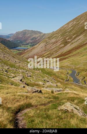 Blick vom Kirkstone Pass in Richtung Brothers Water im Herbst Lake District National Park Cumbria England Großbritannien GB Großbritannien Stockfoto