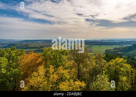Fantastische Herbstwanderung entlang des Aachtobel zur Hohenbodman Beobachtung Turm in der Nähe des Bodensees Stockfoto