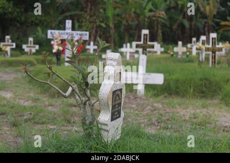 Öffentliche Beerdigung der Covid-19-Leiche in Medan, Nord-Sumatra, Indonesien Stockfoto