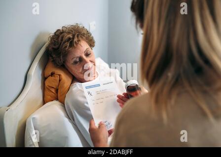 Arzt, der ein Rezept für ältere Patienten Stockfoto