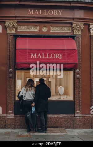 Bath, Großbritannien - 04. Oktober 2020: Ein Paar schaut sich das Schaufenster des Mallory Juweliergeschäft in Bath an, der größten Stadt in der Grafschaft Somerset, England, Stockfoto