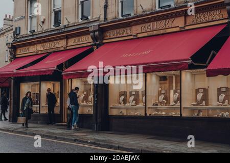 Bath, Großbritannien - 04. Oktober 2020: Menschen außerhalb Mallory Juwelier in Bath, der größten Stadt in der Grafschaft Somerset, England, bekannt für und benannt Stockfoto