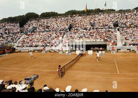 Der argentinische Tennisspieler José Luis Clerc spielt gegen Yannich Noah, 1980er Jahre Stockfoto