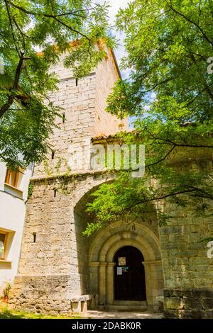 kirche von San Esteban, von romanisch-gotischen Stil und am Anfang des 13. Jahrhunderts gebaut. Zabaldica, Esteríbar, Navarra, Spanien, Europa Stockfoto