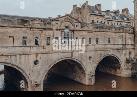 Bath, Großbritannien - 04. Oktober 2020: Blick auf die Pulteney-Brücke über den Fluss Avon, eine von nur vier Brücken der Welt, die Geschäfte über ihre gesamte Spannweite auf beiden haben Stockfoto
