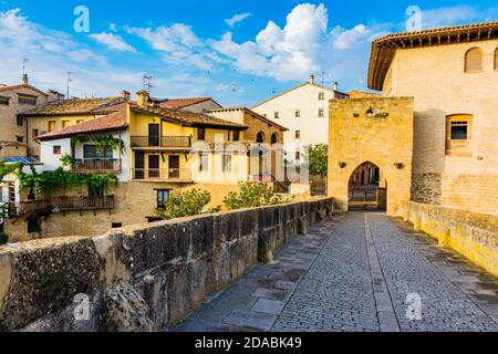 Romanische Brücke über die Arga. Französischer Weg, Jakobsweg. Puente la Reina - Gares, Navarra, Spanien, Europa Stockfoto