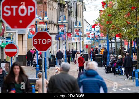 Dunfermline, Schottland, Großbritannien. 11. November 2020. Blick auf das Einkaufsviertel High Street im Stadtzentrum von Dunfermline. Fife wird am Freitag, dem 13. November, von der schottischen Regierung in die schwerere Stufe 3 der Coronavirus-Sperre versetzt. Dies bedeutet strengere Kontrollen und Öffnungszeiten von Bars und Restaurants und den Verkauf von Alkohol. Iain Masterton/Alamy Live News Stockfoto