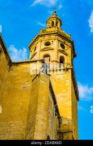 Spektakulärer Glockenturm der Kirche von Santiago von der Hauptstraße gesehen - Rua Mayor. Französischer Weg, Jakobsweg. Puente la Reina - Gares, Navarra Stockfoto