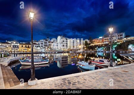 Agios Nikolaos Stadt und der "bodenlose" Überlieferung See, Lasithi, Kreta, Griechenland. Stockfoto