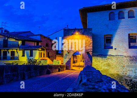 Eingangsturm zur mittelalterlichen Brücke über den Arga. Französischer Weg, Jakobsweg. Puente la Reina - Gares, Navarra, Spanien, Europa Stockfoto