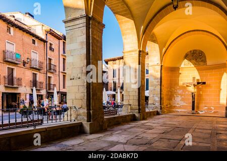 Santa Maria Platz vom Atrium der Kirche Santa Maria aus gesehen. Los Arcos, Navarra, Spanien, Europa Stockfoto
