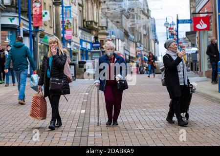 Dunfermline, Schottland, Großbritannien. 11. November 2020. Blick auf das Einkaufsviertel High Street im Stadtzentrum von Dunfermline. Fife wird am Freitag, dem 13. November, von der schottischen Regierung in die schwerere Stufe 3 der Coronavirus-Sperre versetzt. Dies bedeutet strengere Kontrollen und Öffnungszeiten von Bars und Restaurants und den Verkauf von Alkohol. Iain Masterton/Alamy Live News Stockfoto