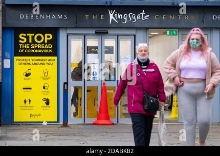 Dunfermline, Schottland, Großbritannien. 11. November 2020. Blick auf das Einkaufsviertel High Street im Stadtzentrum von Dunfermline. Fife wird am Freitag, dem 13. November, von der schottischen Regierung in die schwerere Stufe 3 der Coronavirus-Sperre versetzt. Dies bedeutet strengere Kontrollen und Öffnungszeiten von Bars und Restaurants und den Verkauf von Alkohol. Iain Masterton/Alamy Live News Stockfoto