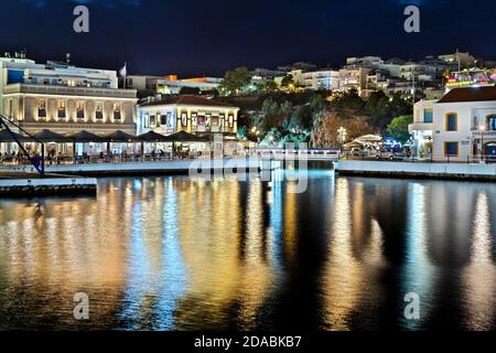 Teilweise Nachtansicht der Stadt Agios Nikolaos (Lassithi, Kreta, Griechenland). Hinter dieser kleinen Brücke befindet sich der "bodenlose" Voulismeni See. Stockfoto