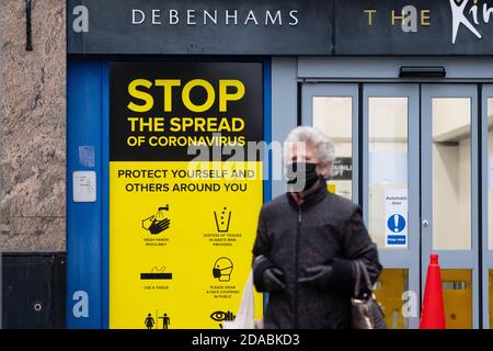 Dunfermline, Schottland, Großbritannien. 11. November 2020. Blick auf das Einkaufsviertel High Street im Stadtzentrum von Dunfermline. Fife wird am Freitag, dem 13. November, von der schottischen Regierung in die schwerere Stufe 3 der Coronavirus-Sperre versetzt. Dies bedeutet strengere Kontrollen und Öffnungszeiten von Bars und Restaurants und den Verkauf von Alkohol. Iain Masterton/Alamy Live News Stockfoto