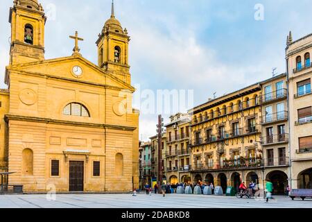 Platz Fueros, Plaza de los Fueros und Kirche San Juan Bautista. Französischer Weg, Jakobsweg. Estella - Lizarra, Navarra, Spanien, Europa Stockfoto