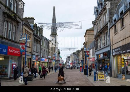 Dunfermline, Schottland, Großbritannien. 11. November 2020. Blick auf das Einkaufsviertel High Street im Stadtzentrum von Dunfermline. Fife wird am Freitag, dem 13. November, von der schottischen Regierung in die schwerere Stufe 3 der Coronavirus-Sperre versetzt. Dies bedeutet strengere Kontrollen und Öffnungszeiten von Bars und Restaurants und den Verkauf von Alkohol. Iain Masterton/Alamy Live News Stockfoto