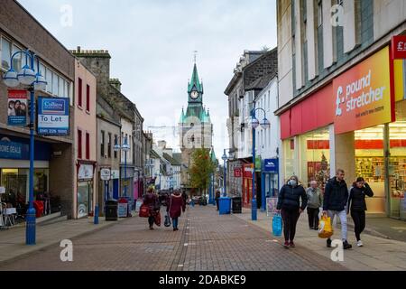 Dunfermline, Schottland, Großbritannien. 11. November 2020. Blick auf das Einkaufsviertel High Street im Stadtzentrum von Dunfermline. Fife wird am Freitag, dem 13. November, von der schottischen Regierung in die schwerere Stufe 3 der Coronavirus-Sperre versetzt. Dies bedeutet strengere Kontrollen und Öffnungszeiten von Bars und Restaurants und den Verkauf von Alkohol. Iain Masterton/Alamy Live News Stockfoto